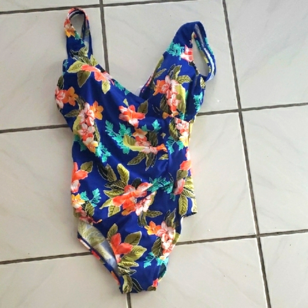Brand new classic stylish "Jantzen' Floral One-Piece Swimsuit
